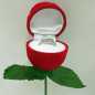Preview: Antragsrose Rote Rosenknospe als Schatulle mit kleinem Fingerring