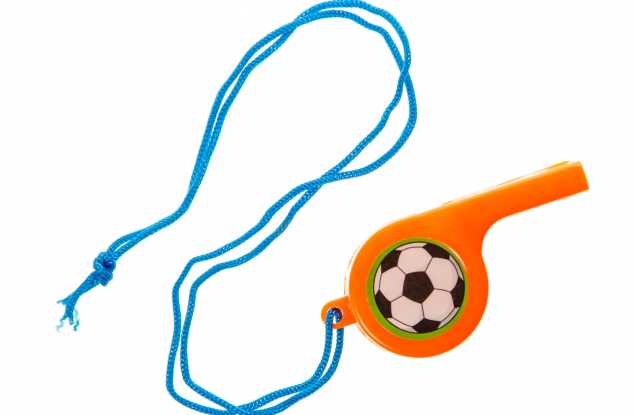 120 Trillerpfeifen orange und gelb mit blauem Umhängeband, beidseitig mit Fussballsticker beklebt