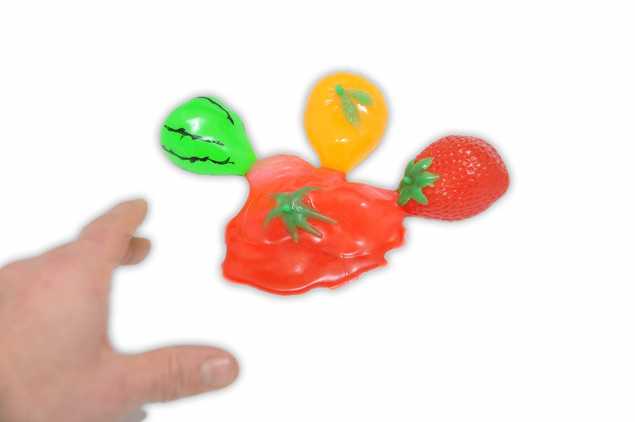 Quetsch FRÜCHTE KLATSCH Slime 4 Stück Frucht gefüllt mit Wasser - Scherzartikel haftet überall