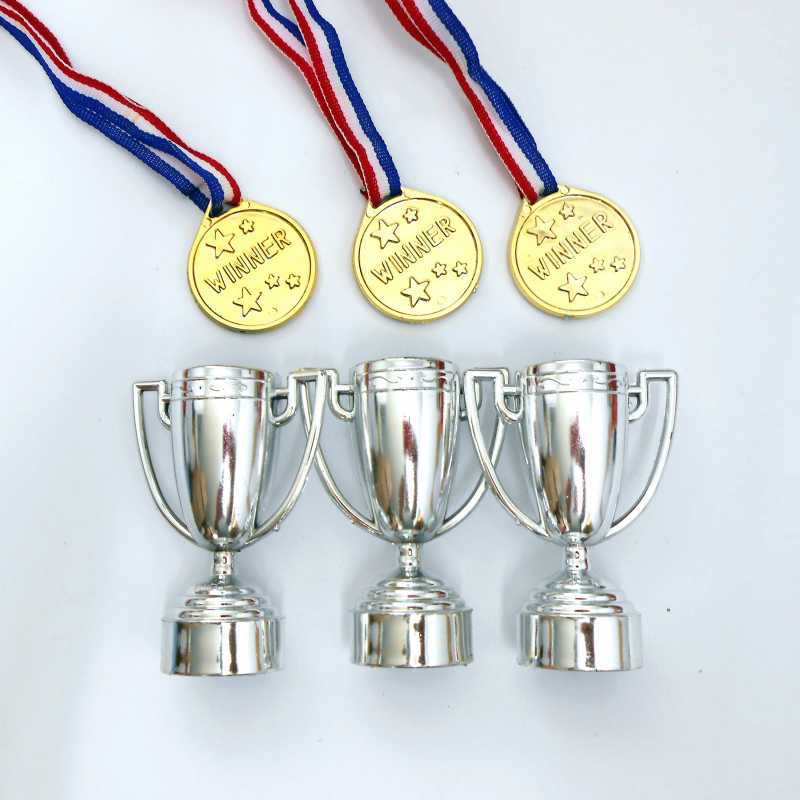 Party Trophäen Set Pokale und Medaillen für Sieger Gewinner Erstplatzierte 
