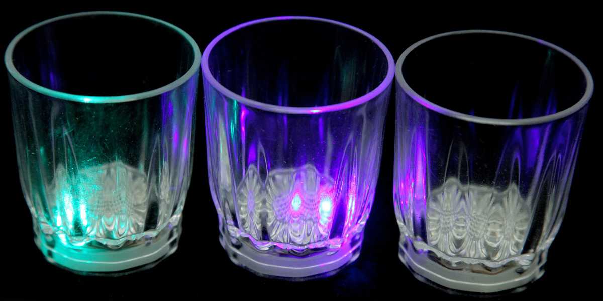 12 LED Schnapsgläser Schnapsbecher mit blinkender LED Beleuchtung in drei bunten Farben